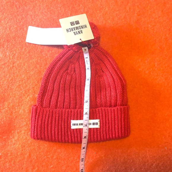 Anya Hindmarch Uniqlo red touch of wool heattech pompom beanie hat NWT - Picture 8 of 8